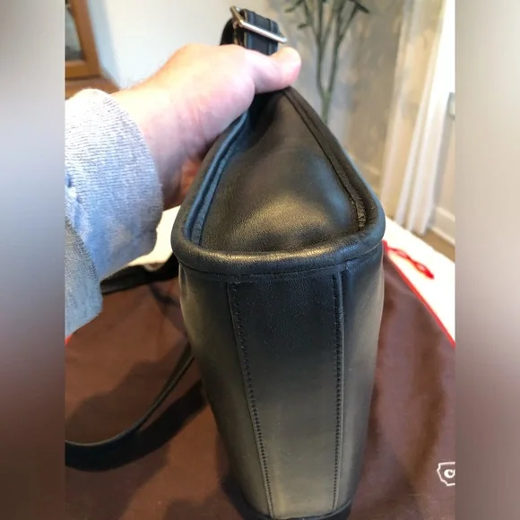 Vintage Coach Legacy Small Zip Bag #9997
Black Leather w/ hangtag and dust bag - Picture 7 of 16